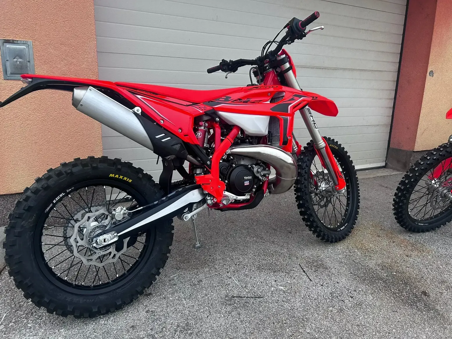 Rotes BETA Enduro-Motorrad aus unserer Flotte - Foto 1