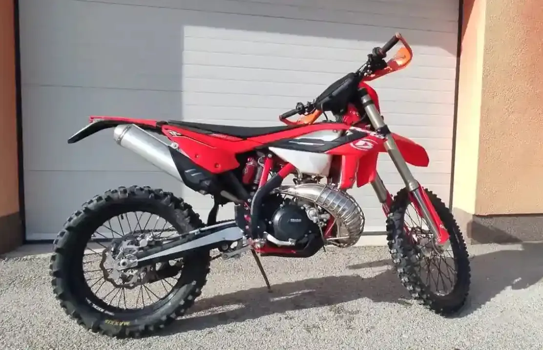 Rotes BETA Enduro-Motorrad aus unserer Flotte - Foto 2