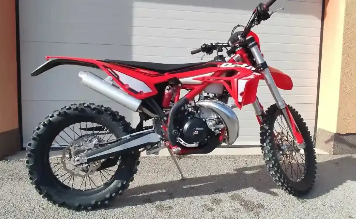 Rotes BETA Enduro-Motorrad aus unserer Flotte - Foto 4