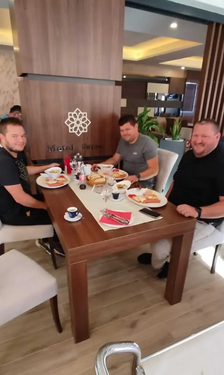 Drei Gäste beim Frühstück im Motel Saraj