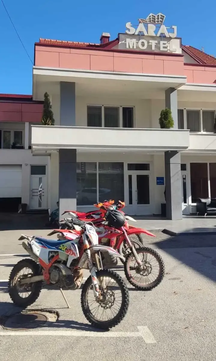 Enduro-Motorräder vor dem Eingang des Motel Saraj