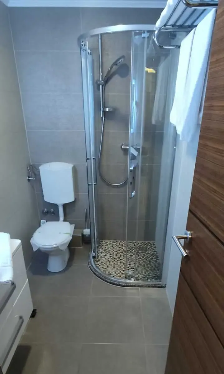 Badezimmer mit Dusche im Motel Saraj