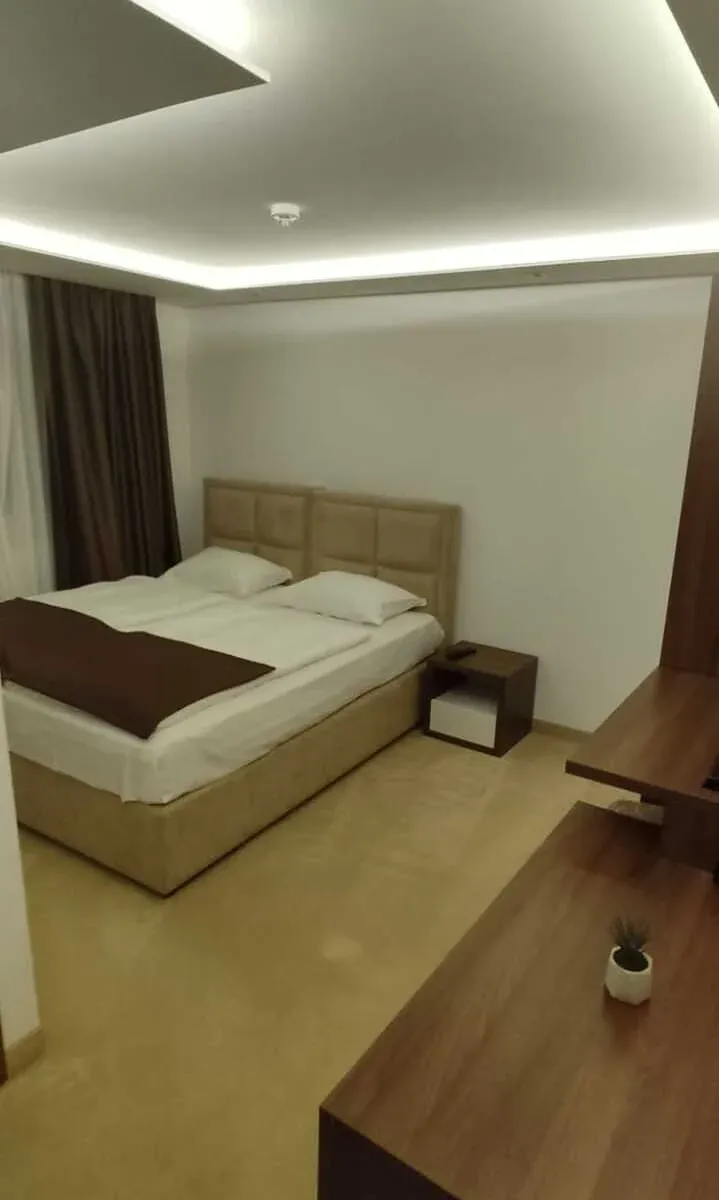 Zimmer mit Doppelbett im Motel Saraj